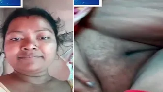Married Bhabhi Spreading Thick Pussy Lips During Naughty Video Call