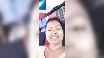 Married Bhabhi Spreading Thick Pussy Lips During Naughty Video Call