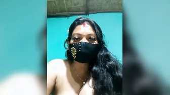 Married Bhabhi Going Live Showing Everything For Her Followers