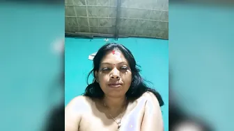 Married Bhabhi Going Live Showing Everything For Her Followers