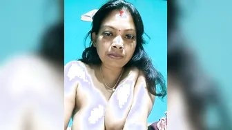 Married Bhabhi Going Live Showing Everything For Her Followers