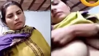 Aunty With Pokies Teasing Her Naked Body During Video Call