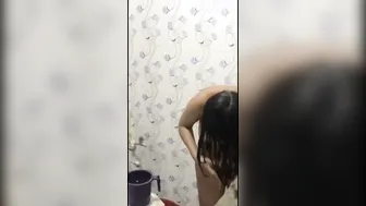 Hot GF Bathing Completely Naked In Leaked Bathroom Video