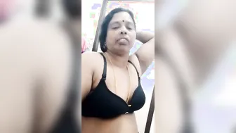 Mature Aunty Spreading Her Hairy Pussy For The Camera Today
