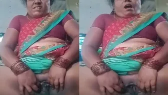 Mature Married Woman Spreading Her Wet Pussy Wide Open