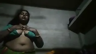 Mature Aunty Revealing Massive Tits Removing Blouse In Home Clip