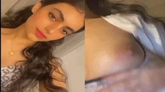 Pakistani Babe Exposing Her Perky Tits In Naughty Selfie