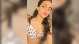 Pakistani Babe Exposing Her Perky Tits In Naughty Selfie