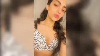 Pakistani Babe Exposing Her Perky Tits In Naughty Selfie