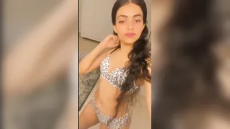 Pakistani Babe Exposing Her Perky Tits In Naughty Selfie