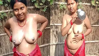 Catching Village Bhabhi Bathing Naked Stroking For Her Body