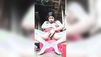 Village GF Caught Bathing Naked Outdoors In Leaked Amateur Mms
