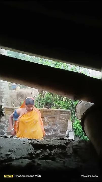 Neighbor Bhabhi Bathing Completely Naked Outdoors Caught On Hidden Cam