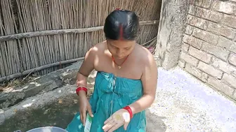 Bhabhi Bathing Naked Outside While He Watches And Records