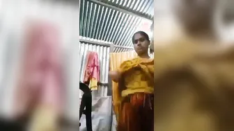 Bengali Bhabhi Showing Her Naked Body For The First Time Ever
