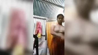 Bengali Bhabhi Showing Her Naked Body For The First Time Ever