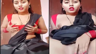Married Bhabhi Fingering Herself In Saree Feeling So Horny Alone