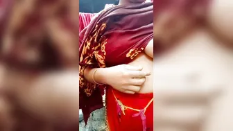 Married Bhabhi Flashing Soaked Boobs For Her Secret Boyfriend