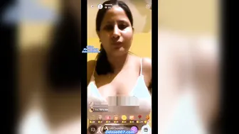College Girl Exposing Her Perfect Boobs In Leaked Selfie Video