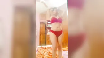 Topless Desi Slut In Red Bra Exposing Her Heavy Milky Tits