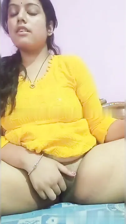 Girl In Yellow Top Stripping And Fingering On Hidden Camera