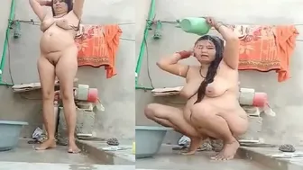Married Woman Bathing Naked While Filming Herself Privately