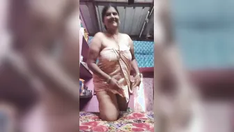 Mature Aunty Drops Towel Revealing Her Wet Pussy On Camera