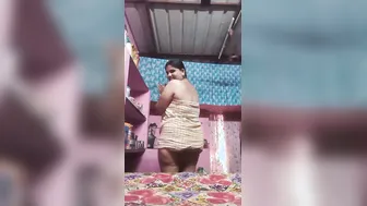 Mature Aunty Drops Towel Revealing Her Wet Pussy On Camera