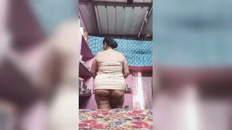 Mature Aunty Drops Towel Revealing Her Wet Pussy On Camera