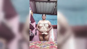 Mature Aunty Drops Towel Revealing Her Wet Pussy On Camera