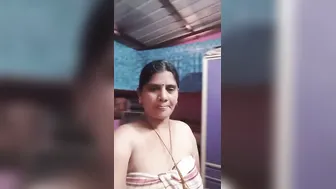 Mature Aunty Drops Towel Revealing Her Wet Pussy On Camera