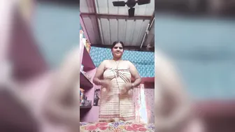 Mature Aunty Drops Towel Revealing Her Wet Pussy On Camera