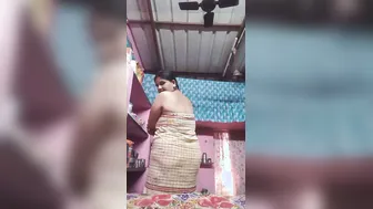 Mature Aunty Drops Towel Revealing Her Wet Pussy On Camera