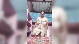 Mature Aunty Drops Towel Revealing Her Wet Pussy On Camera