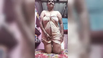 Mature Aunty Drops Towel Revealing Her Wet Pussy On Camera