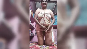 Mature Aunty Drops Towel Revealing Her Wet Pussy On Camera