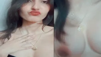 Gorgeous GF Showing Off Her Boobs In Viral Selfie