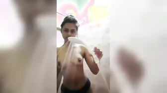 Slim GF Bathing Naked Captured And Leaked Online