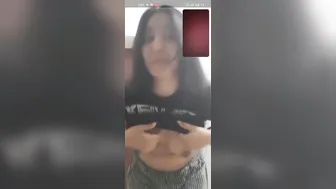 Topless GF Bouncing Her Tits Live On Webcam For Tips