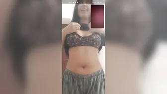 Topless GF Bouncing Her Tits Live On Webcam For Tips