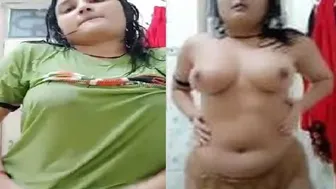 Chubby GF Bathing Showing Her Wet Round Boobs Close