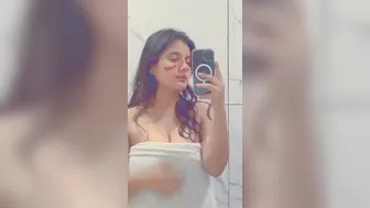 Busty Babe Dropping Her Towel Showing Everything In Selfie