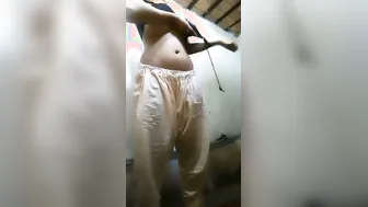 Pakistani Girl Stripping Down Naked In Leaked Private Videos