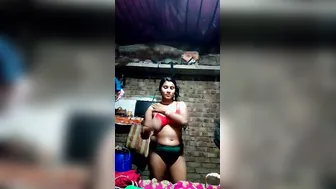 Village Bhabhi Removing Bra Revealing Big Natural Boobs Viral