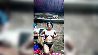 Village Bhabhi Removing Bra Revealing Big Natural Boobs Viral