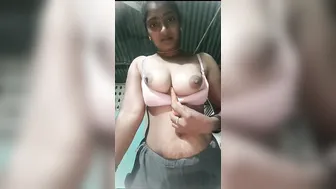 Village Girl Using Carrot To Fuck Herself In Leaked Video