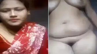 Married Bhabhi Removing Saree Showing Body In Private Leaked Clip