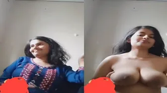 Desi Babe Flashing Her Huge Natural Melons In Leaked Footage