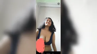 Desi Babe Flashing Her Huge Natural Melons In Leaked Footage