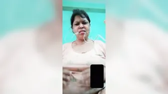 Horny Aunty Stripping Naked During Video Call Getting Dirty